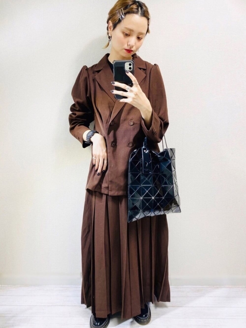ブラウン系のその他パンツ、ブラック系のトートバッグ、ブラウン系のテーラードジャケットを着用したレディースの秋コーディネートの1枚目の写真