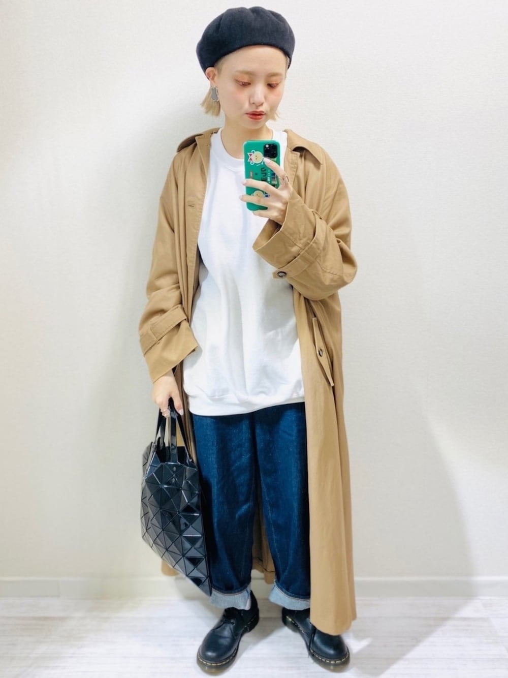 「春コーデ、春アウター、休日スタイル、ビッグシルエット、メンズライク、プチプラ、低身長、トレンチコート、ベレー帽、Dr.Martens」｜「GUのアイテム（パンツ、ブルー系）」を使った、moratoriamu.さん（レディース・155cm）の春コーディネートの1枚目の写真