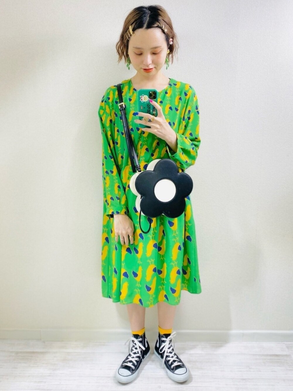 「これが私をアゲる服、スニーカー、コンバース、ハイカットスニーカー、ゆるコーデ、低身長、ミニバッグ」｜「MARY QUANTのデイジーコレクション 2WAYショルダー（ショルダーバッグ、ブラック系）」を使った、moratoriamu.さん（レディース・155cm）の春コーディネートの1枚目の写真