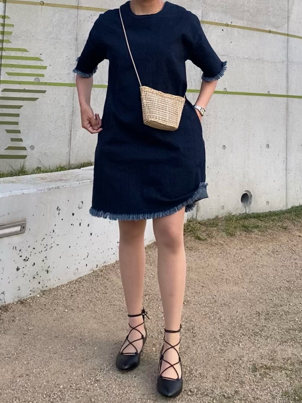 ベージュ系のショルダーバッグ、ブルー系のワンピース、ブラック系のバレエシューズを着用したレディースの春コーディネートの1枚目の写真