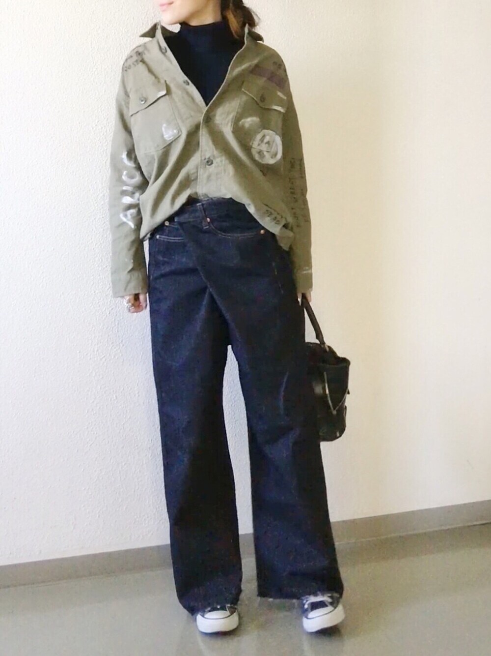 「ミリタリーシャツ、ミリタリー、カーキ、デニム、ワイドデニム、converse、ブラック、カジュアルコーデ、春コーデ、大人カジュアル」｜「TITE IN THE STOREの【手洗い可】フロントラップバイオストーンゆるデニム（デニムパンツ、ブルー系）」を使った、mueさん（レディース・158cm）の冬コーディネートの1枚目の写真