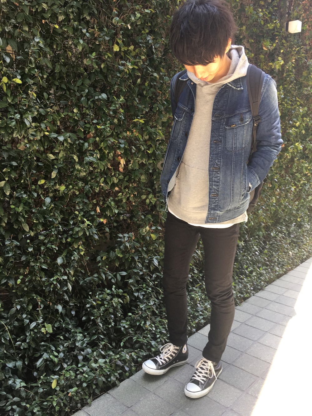「カジュアル、スキニー、春コーデ、converse、パーカー、グレー、デニムジャケット、レイヤードスタイル、名古屋、旅行」｜「LeeのLEE/別注101J Jacket（デニムジャケット、ブルー系）」を使った、なつさん（メンズ・182cm）の春コーディネートの1枚目の写真