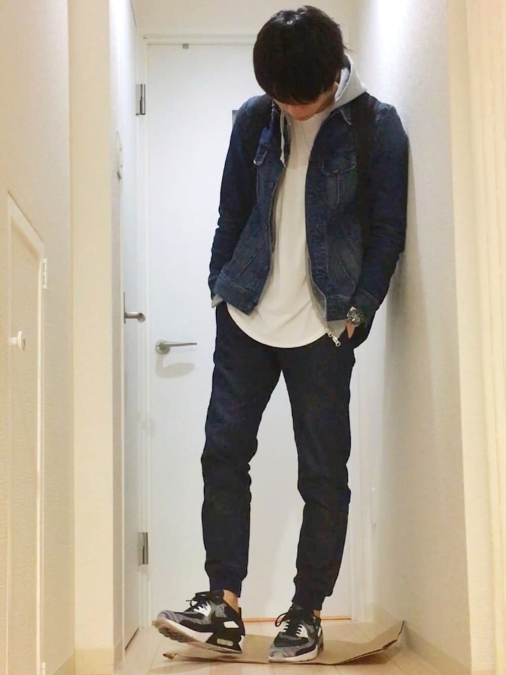 ブルー系のデニムジャケット、グレー系のパーカー、ホワイト系のTシャツ/カットソーを着用したメンズの春コーディネートの1枚目の写真