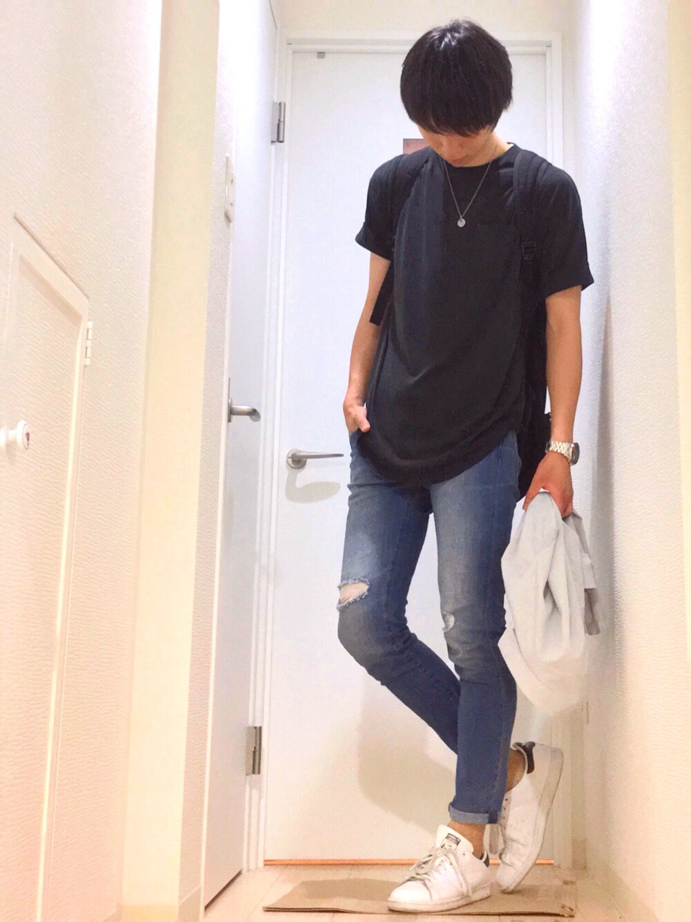 ブラック系のTシャツ/カットソー、グレー系のシャツ/ブラウス、ブルー系のデニムパンツを着用したメンズの春コーディネートの1枚目の写真