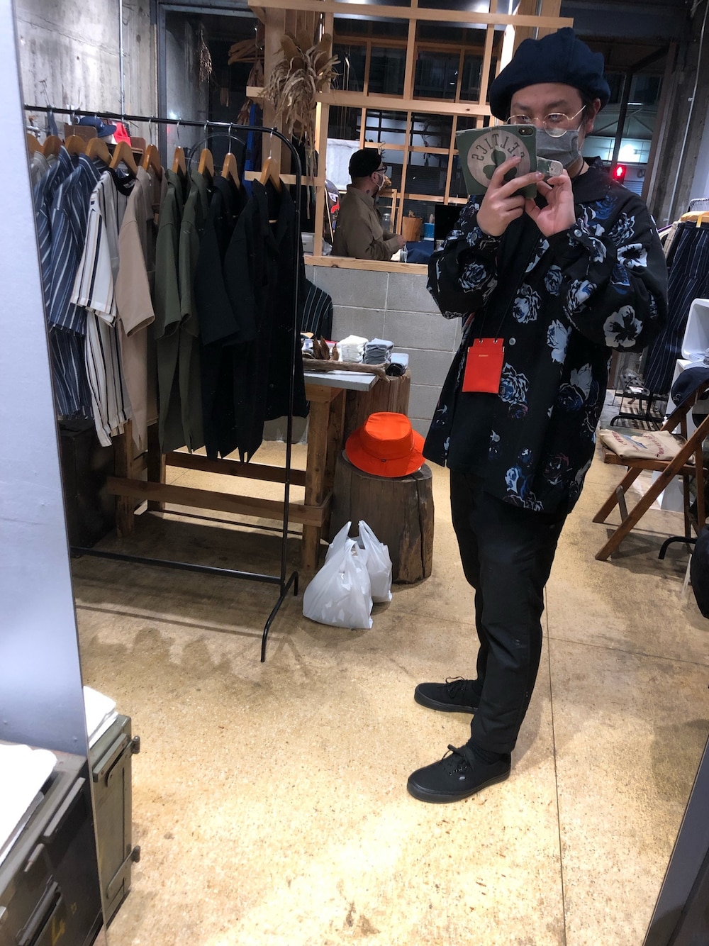 「浜松、ブラックコーデ、whimsysocks、春夏コーデ、大人コーデ」｜「CHARI&COのアイテム（コインケース、オレンジ系）」を使った、じゅんさん（メンズ・172cm）の春コーディネートの1枚目の写真