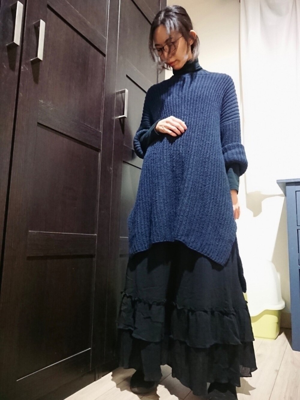 「Taiwan、Queen shop、Skechers、黑色、藍色、黒、black、blue、深色調、ダークカラー」｜「QUEEN SHOPのアイテム（ニット/セーター、ブルー系）」を使った、nekohitoさん（レディース・165cm）の冬コーディネートの1枚目の写真
