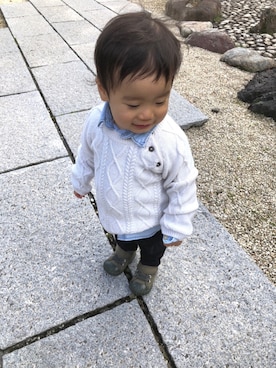 「H&M（エイチ・アンド・エム）のアイテム（ニット/セーター、ホワイト系）」を使った、yuimuiさん（キッズ・80cm）の春コーディネート