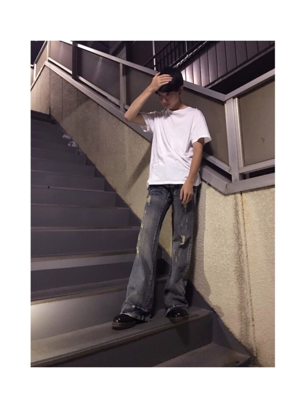 「夏、シンプルスタイル、Tシャツ、個性派、used、古着、高校生、高校生コーデ。、デニム、ダメージデニムパンツ」｜「Dr. MartensのDr.Martens ドクターマーチン 1460Z 8EYE BOOT 8ホールブーツ 11822006 BLACK（ブーツ、ブラック系）」を使った、rikUさん（メンズ・172cm）の夏コーディネートの1枚目の写真