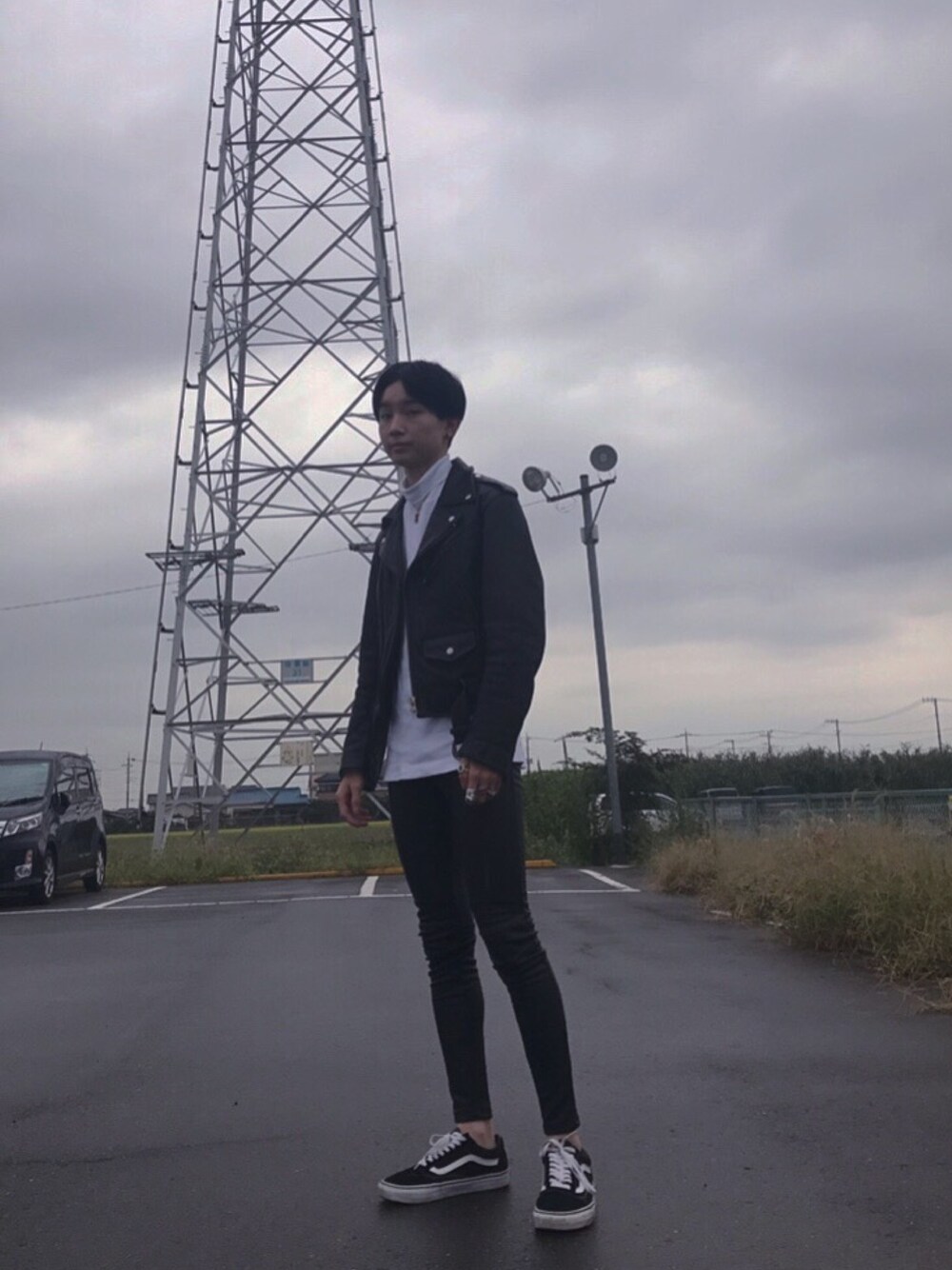 「秋コーデ、ライダース、高校生、モノトーン、スニーカー、おしゃれさんと繋がりたい、古着、vintage、白黒」｜「VANSのVANS ヴァンズ VN-0D3HY28 OLD SKOOL BLACK（スニーカー、ブラック系）」を使った、rikUさん（メンズ・172cm）の秋コーディネートの1枚目の写真