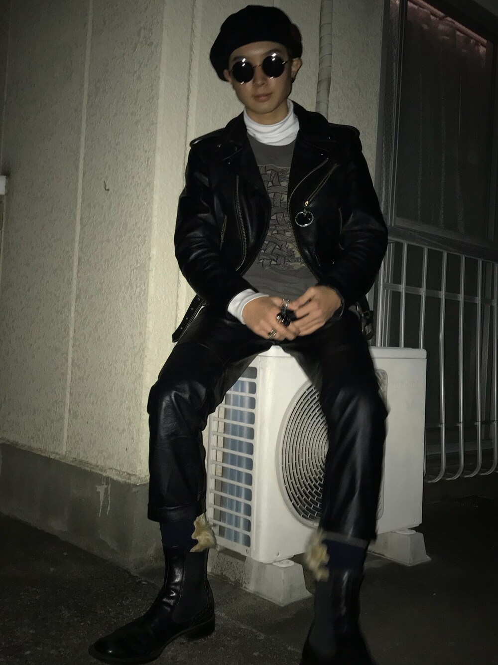 「冬、休日スタイル、タートルネックニット、ライダース、クリストファーネメス、レザーパンツ、高校生、高1、ベレー帽、サングラス」｜「CHRISTOPHER NEMETHのアイテム（Tシャツ/カットソー、グレー系）」を使った、rikUさん（メンズ・172cm）の冬コーディネートの1枚目の写真