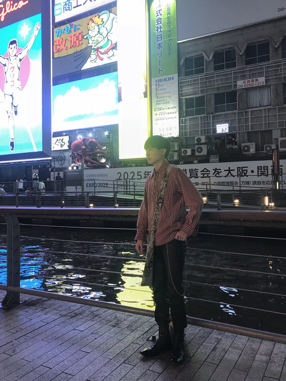 「高校生、大阪、心斎橋、道頓堀、シンプルコーデ、トートバッグ、高1、はるコーデ、爽やかコーデ、赤」｜「CHRISTOPHER NEMETHのアイテム（トートバッグ、その他）」を使った、rikUさん（メンズ・172cm）の春コーディネートの1枚目の写真