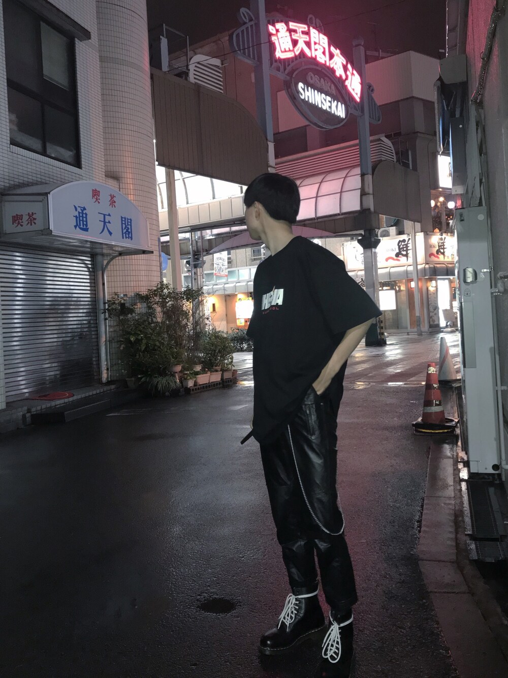 「春、シンプルコーデ、大人カジュアル、はるコーデ、ブラック、高校生、大阪、心斎橋、道頓堀、高1」｜「Dr. MartensのDr.Martens ドクターマーチン 1460Z 8EYE BOOT 8ホールブーツ 11822006 BLACK（ブーツ、ブラック系）」を使った、rikUさん（メンズ・172cm）の春コーディネートの1枚目の写真