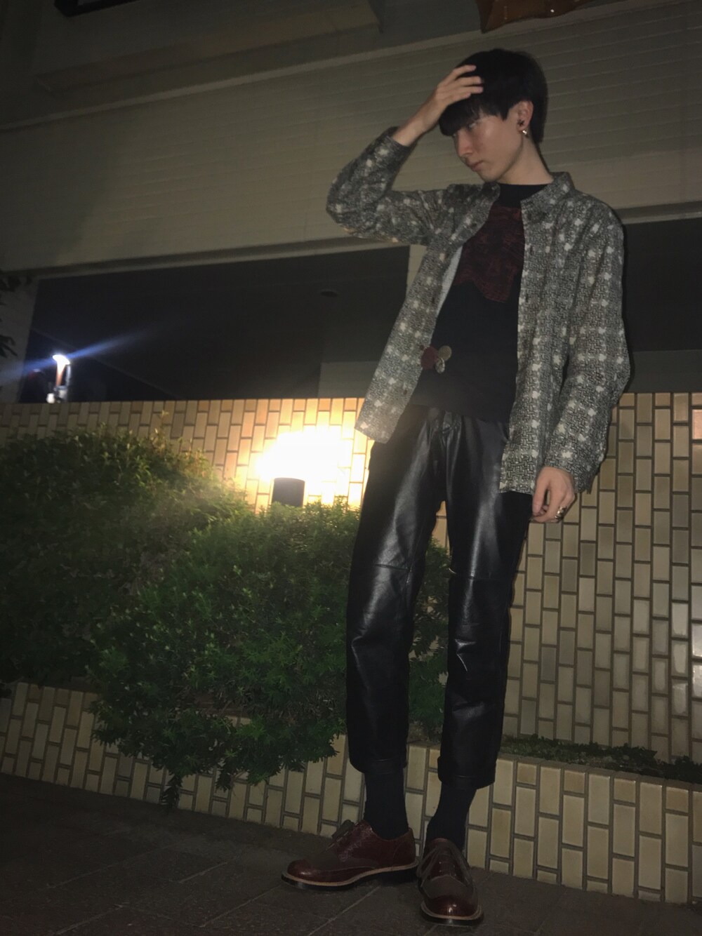 「春夏コーデ、シンプル、春コーデ、モノトーン、休日スタイル、高校生、ネメス、クリストファーネメス、高２、レザー」｜「GIVENCHYのアイテム（イヤリング（片耳用）、シルバー系）」を使った、rikUさん（メンズ・172cm）の春コーディネートの1枚目の写真