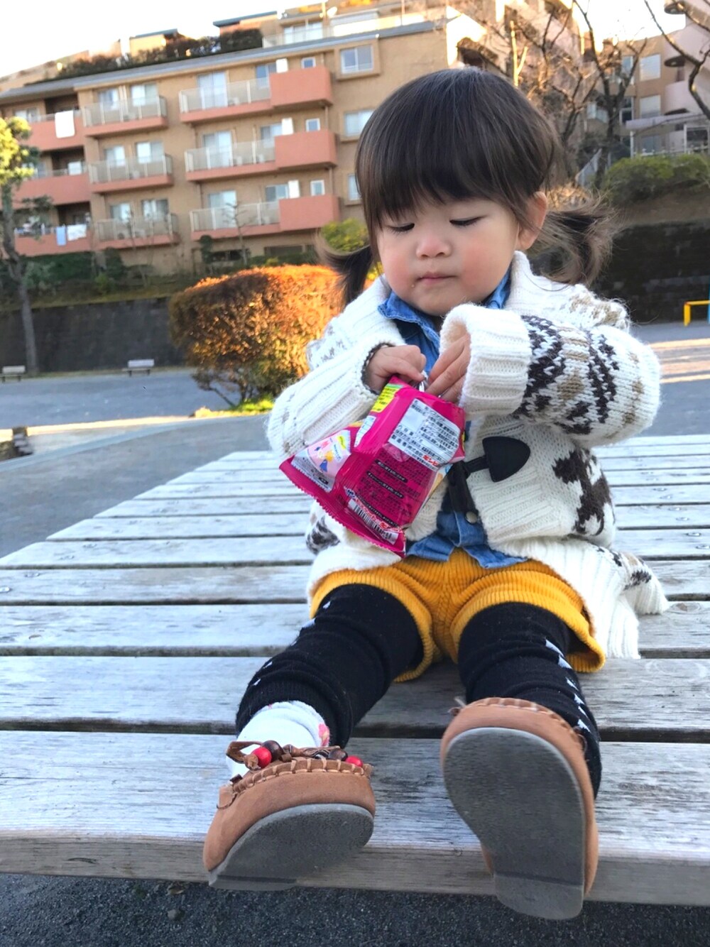 「冬コーデ、おんなのこ、キッズファッション、カウチン、ニット、babygap、BREEZE、80cm、1歳、デニム」｜「CIAOPANICのアイテム（ニット/セーター、ホワイト系）」を使った、はなさん（キッズ・80cm）の冬コーディネートの1枚目の写真