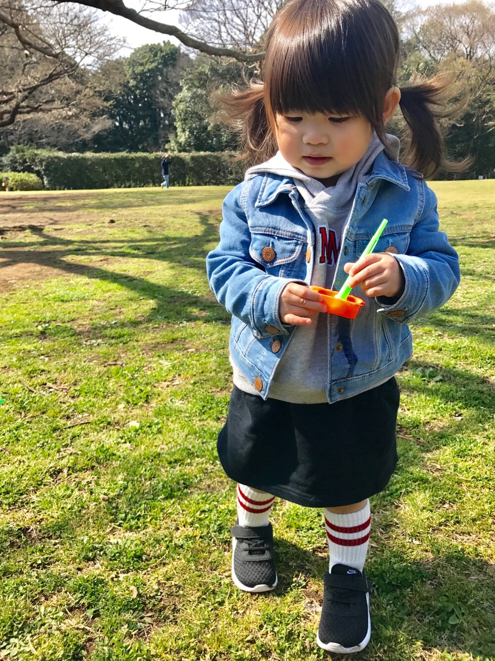 「春コーデ、キッズファッション、シンプル、カジュアル、スニーカー、デニム、babygap、TOMMY HILFIGER、NIKE、2歳」｜「babyGAPのアイテム（デニムジャケット、ブルー系）」を使った、はなさん（キッズ・90cm）の春コーディネートの1枚目の写真