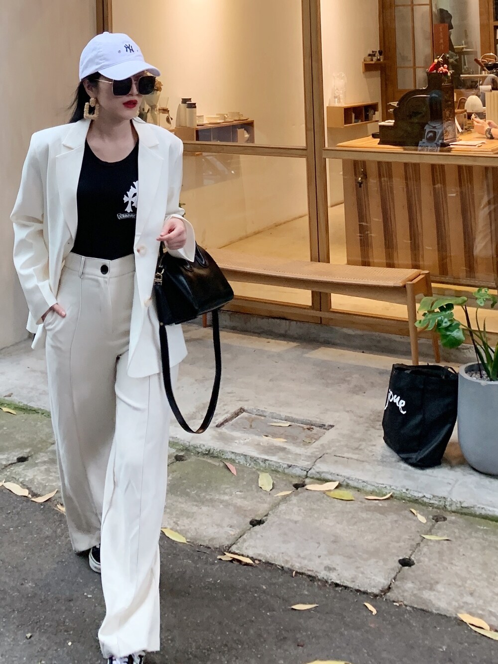 ブラック系のバッグ、ブラック系のTシャツ/カットソーを着用したレディースの春コーディネートの1枚目の写真