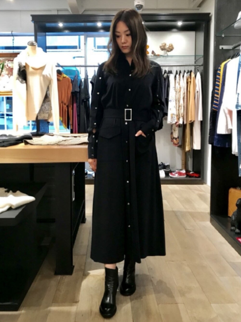 「オトナカジュアル、ootd、B2nd、ワンピース、ブラック、ブーツ、秋のコーデ」｜「Yasutoshi Ezumiのアイテム（ワンピース/ドレス、ブルー系）」を使った、Yukinob2ndさん（レディース・156cm）の夏コーディネートの1枚目の写真