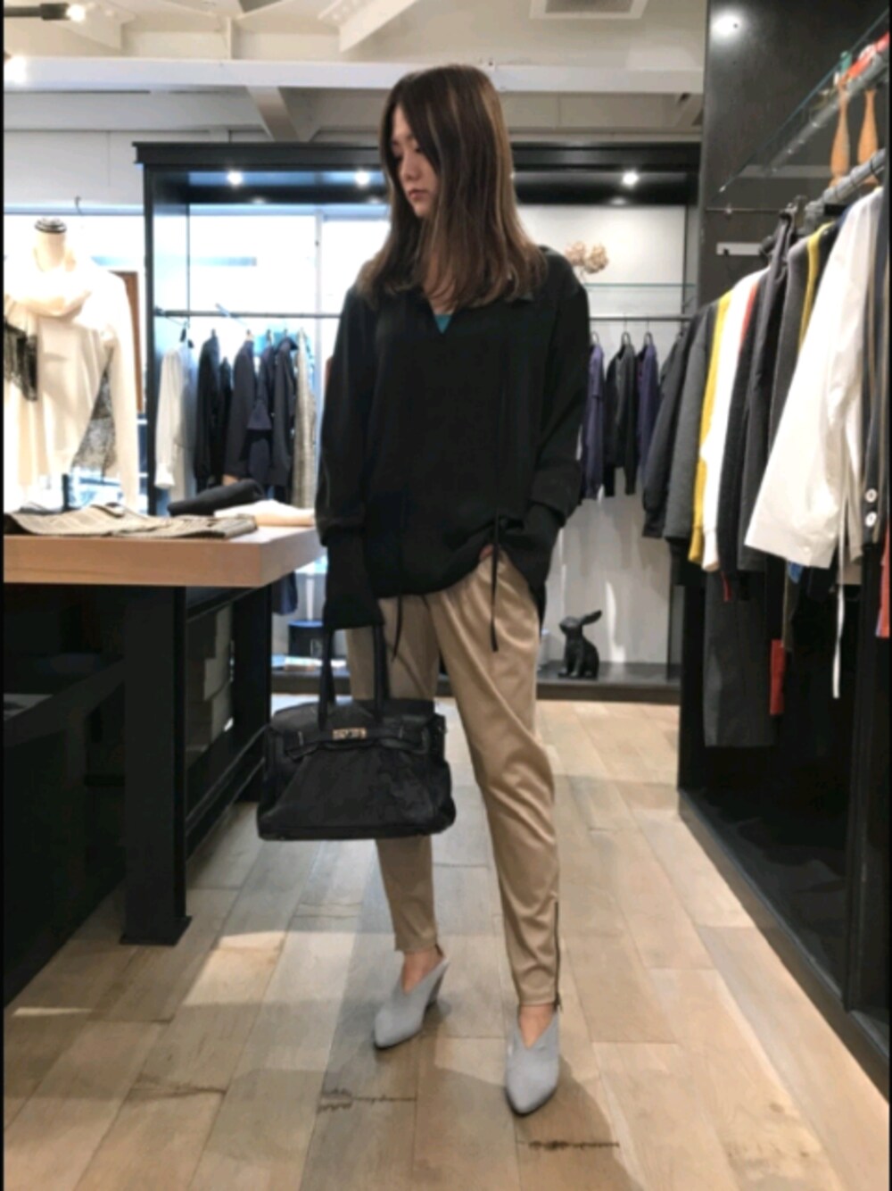 「秋のコーデ、黒、パンツスタイル、ootd、シンプルコーデ、B2nd、オトナ女子」｜「ROQUEのアイテム（シャツ/ブラウス、ブラック系）」を使った、Yukinob2ndさん（レディース・156cm）の夏コーディネートの1枚目の写真