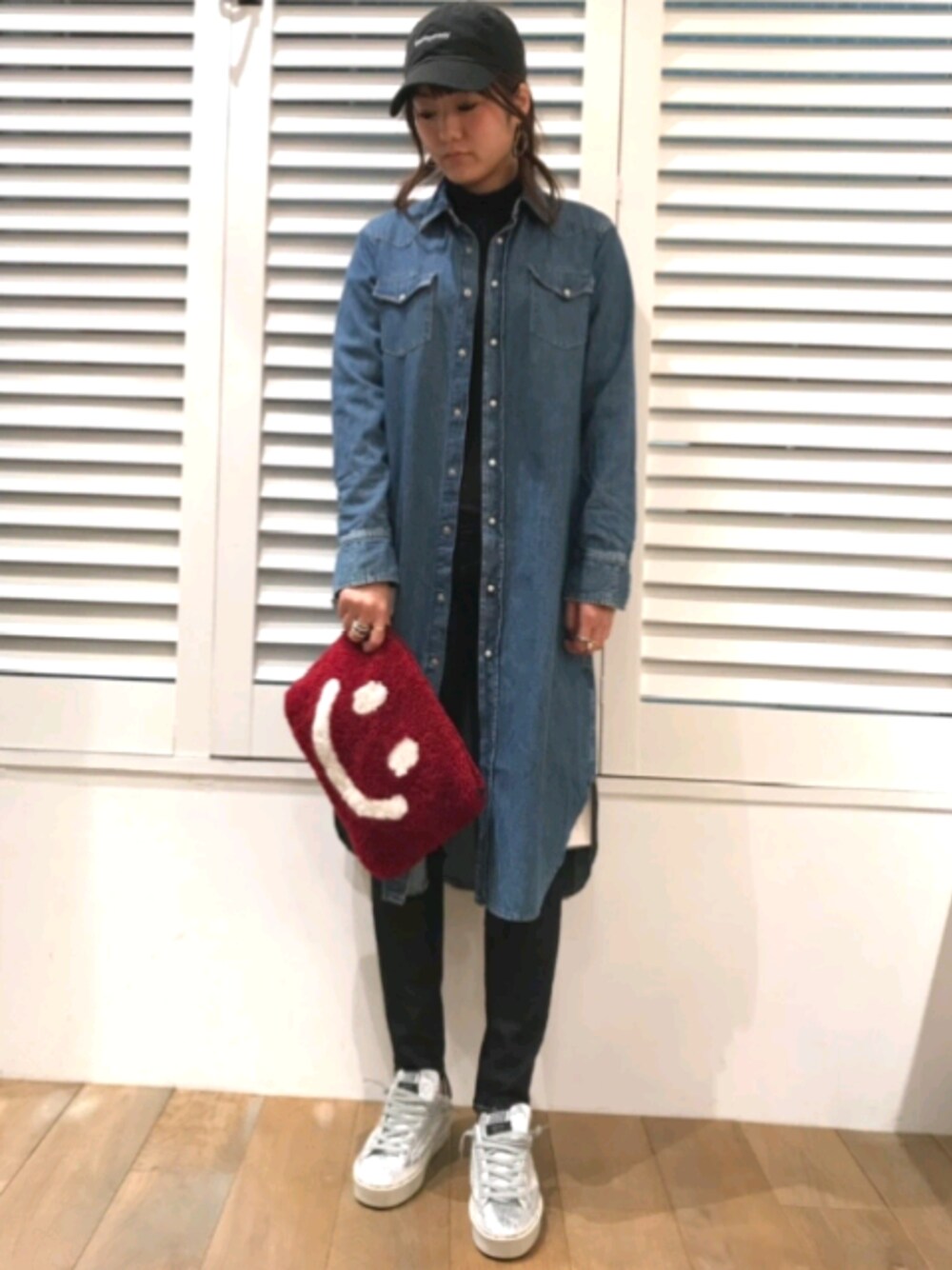 「オトナカジュアル、スニーカー、ootd、デニム、カジュアルコーデ、ニコちゃん、クラッチバッグ、キャップ」｜「DROIT BELLOのDROIT BELLO（ドロイトベロ）デニムシャツOP/ワンピース（ワンピース、ブルー系）」を使った、Yukinob2ndさん（レディース・156cm）の冬コーディネートの1枚目の写真