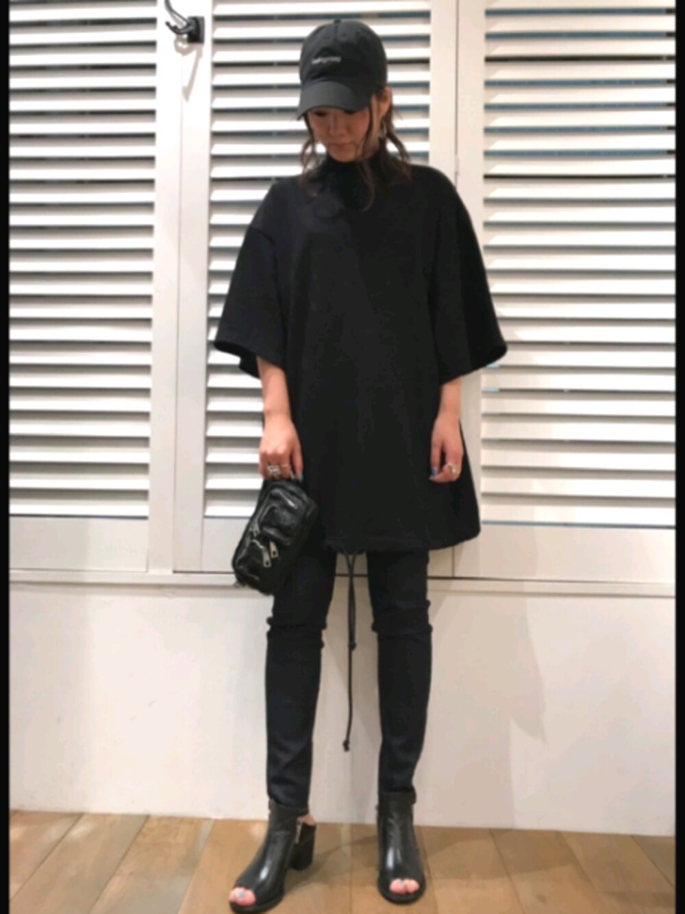 「オトナカジュアル、ブラック、黒、ootd、クリスチャンダダ、デニム、スキニーデニム、キャップ」｜「NunooのNunoo（ヌノー）2wayﾊﾟﾝﾁﾝｸﾞMiniBag(Black)/ｼｮﾙﾀﾞｰﾊﾞｯｸ（ショルダーバッグ、ブラック系）」を使った、Yukinob2ndさん（レディース・156cm）の冬コーディネートの1枚目の写真