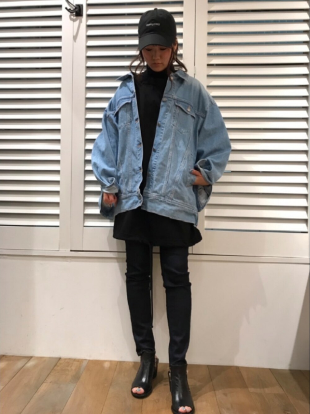 「冬、新作、ootd、デニム、ストリート、カジュアル、サンダル、キャップ、クリスチャンダダ」｜「CHRISTIAN DADAのARAKI Back Patch Signature Denim Jacket（デニムジャケット、ブルー系）」を使った、Yukinob2ndさん（レディース・156cm）の冬コーディネートの1枚目の写真