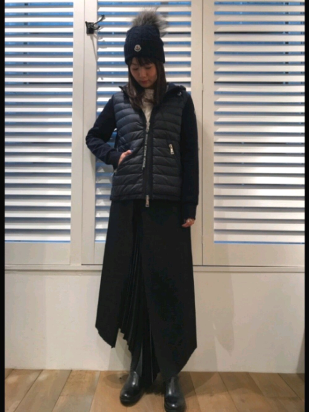 「冬コーデ、モンクレール、MONCLER、ダウンジャケット、デニム、ロングスカート、プリーツスカート、ニット帽、ootd、オトナカジュアル」｜「MONCLERのアイテム（ダウンジャケット/コート、ブルー系）」を使った、Yukinob2ndさん（レディース・156cm）の冬コーディネートの1枚目の写真