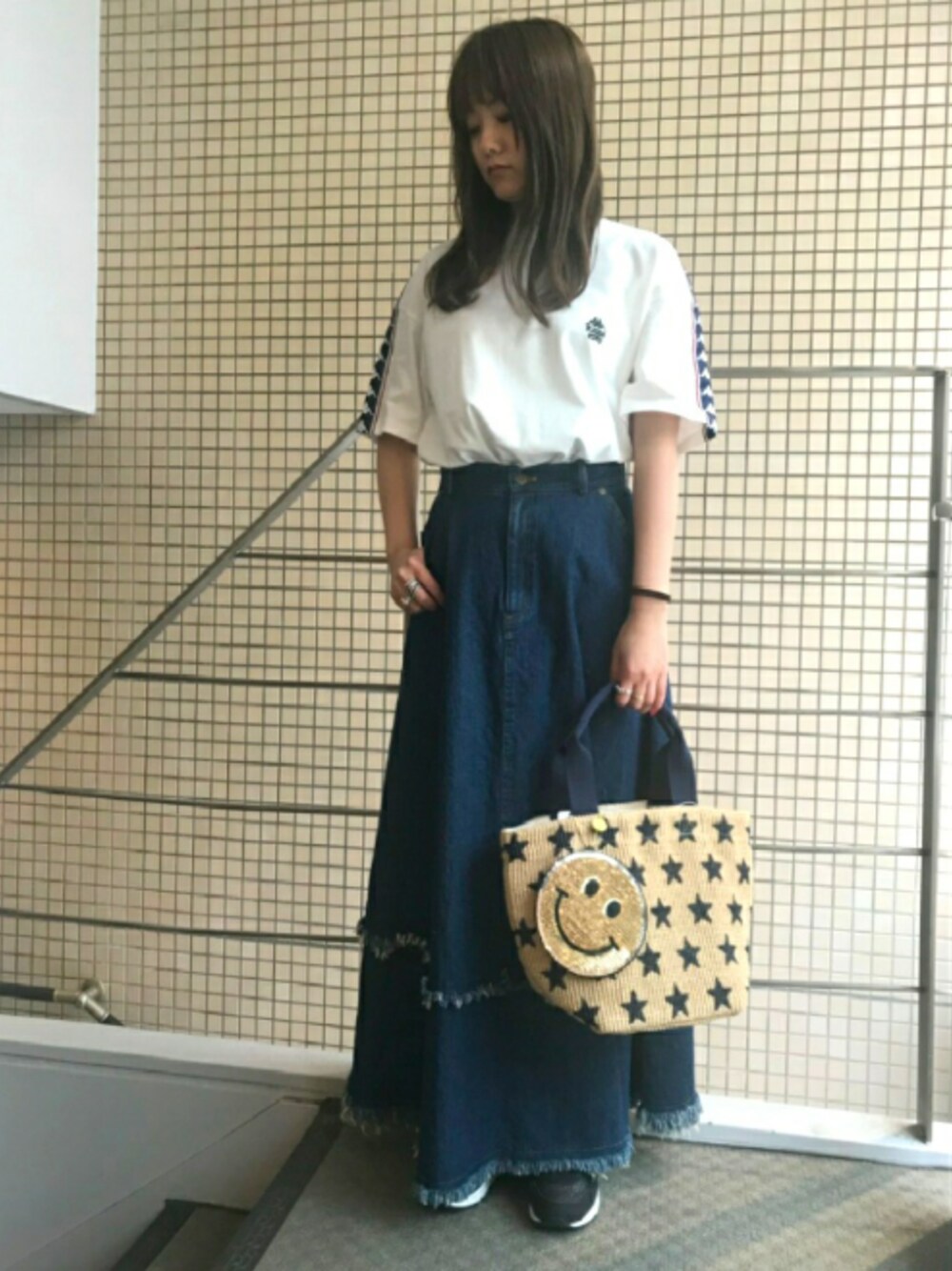 「スニーカー、デニム、スカート、ナイキ、春、ootd、シンプルコーデ、かごバッグ、春コーデ、クリスチャンダダ」｜「CHRISTIAN DADAのアイテム（トップス、ホワイト系）」を使った、Yukinob2ndさん（レディース・156cm）の春コーディネートの1枚目の写真