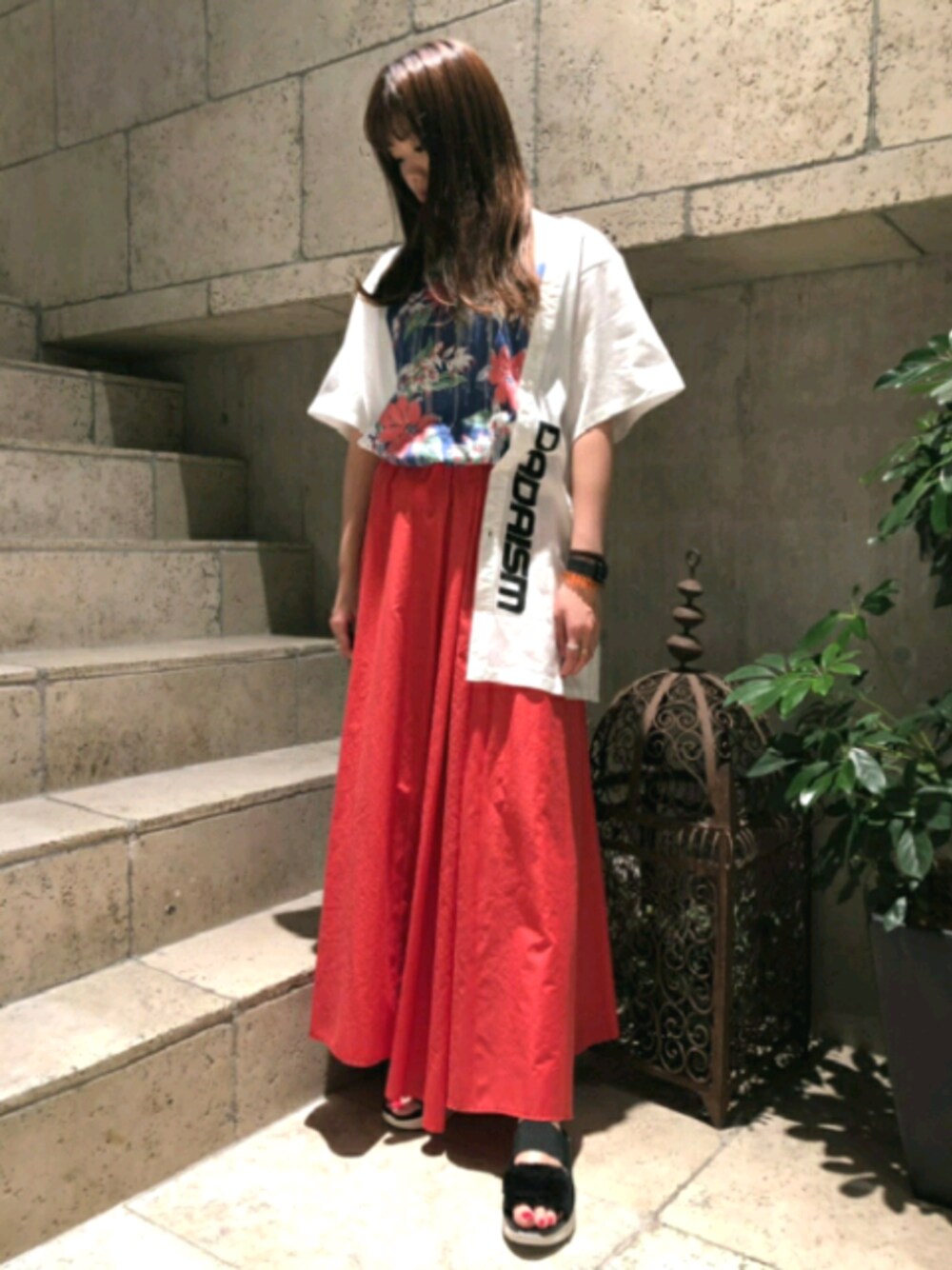 「夏コーデ、シンプルコーデ、オトナカジュアル、クリスチャンダダ、UGG、サンダル、Tシャツ、赤、マキシスカート」｜「DROIT BELLOのDROIT BELLO（ドロイトベロ）ASYMMETRY SKIRT/アシンメトリースカート（スカート、オレンジ系）」を使った、Yukinob2ndさん（レディース・156cm）の春コーディネートの1枚目の写真