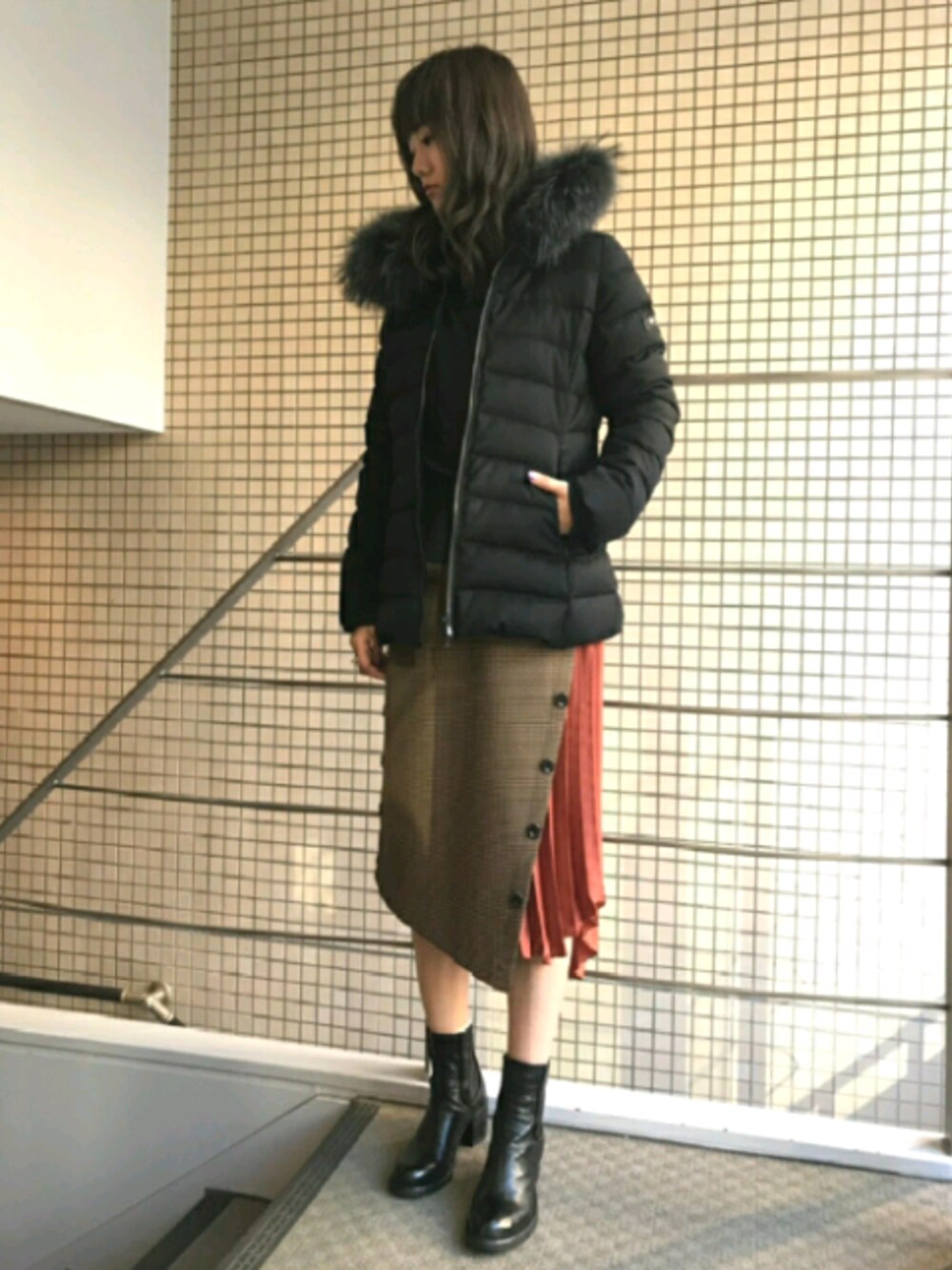 「オトナカジュアル、オトナ女子、プリーツスカート、ダウンジャケット、タトラス、TATRAS、黒、秋のコーデ、冬コーデ」｜「TATRASのTATRAS（タトラス）B'2nd別注ISERA/イセラ/ダウンコート/ダウンジャケット/ショートダウン（ダウンジャケット/コート、ブラック系）」を使った、Yukinob2ndさん（レディース・156cm）の秋コーディネートの1枚目の写真