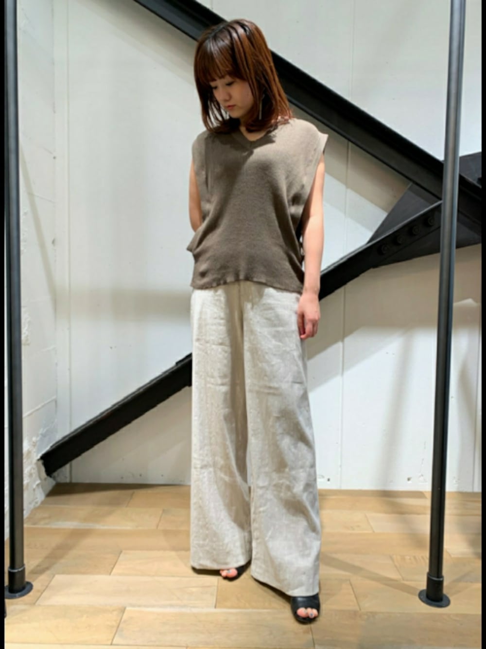 「オトナカジュアル、リラックススタイル、オトナ女子、ワイドパンツ、サンダル、ベージュ、ootd、キレイめ、リネン」｜「DROIT BELLOのDROIT BELLO（ドロイトベロ）バイオリネンストレッチパンツ（その他パンツ、ベージュ系）」を使った、Yukinob2ndさん（レディース・156cm）の夏コーディネートの1枚目の写真