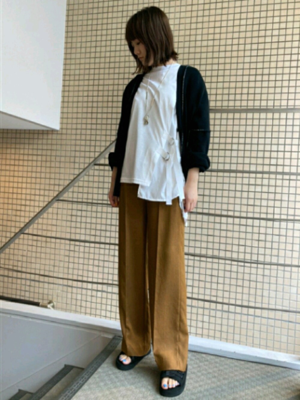 「スポサン、オトナカジュアル、ワイドパンツ、カラーパンツ、カーディガン、白Tシャツ、オトナ女子、シンプル、黒、サンダル」｜「Munichのリネンライクトリアセテートワイドパンツ(セットアップ可）（スラックス、ブラウン系）」を使った、Yukinob2ndさん（レディース・156cm）の夏コーディネートの1枚目の写真