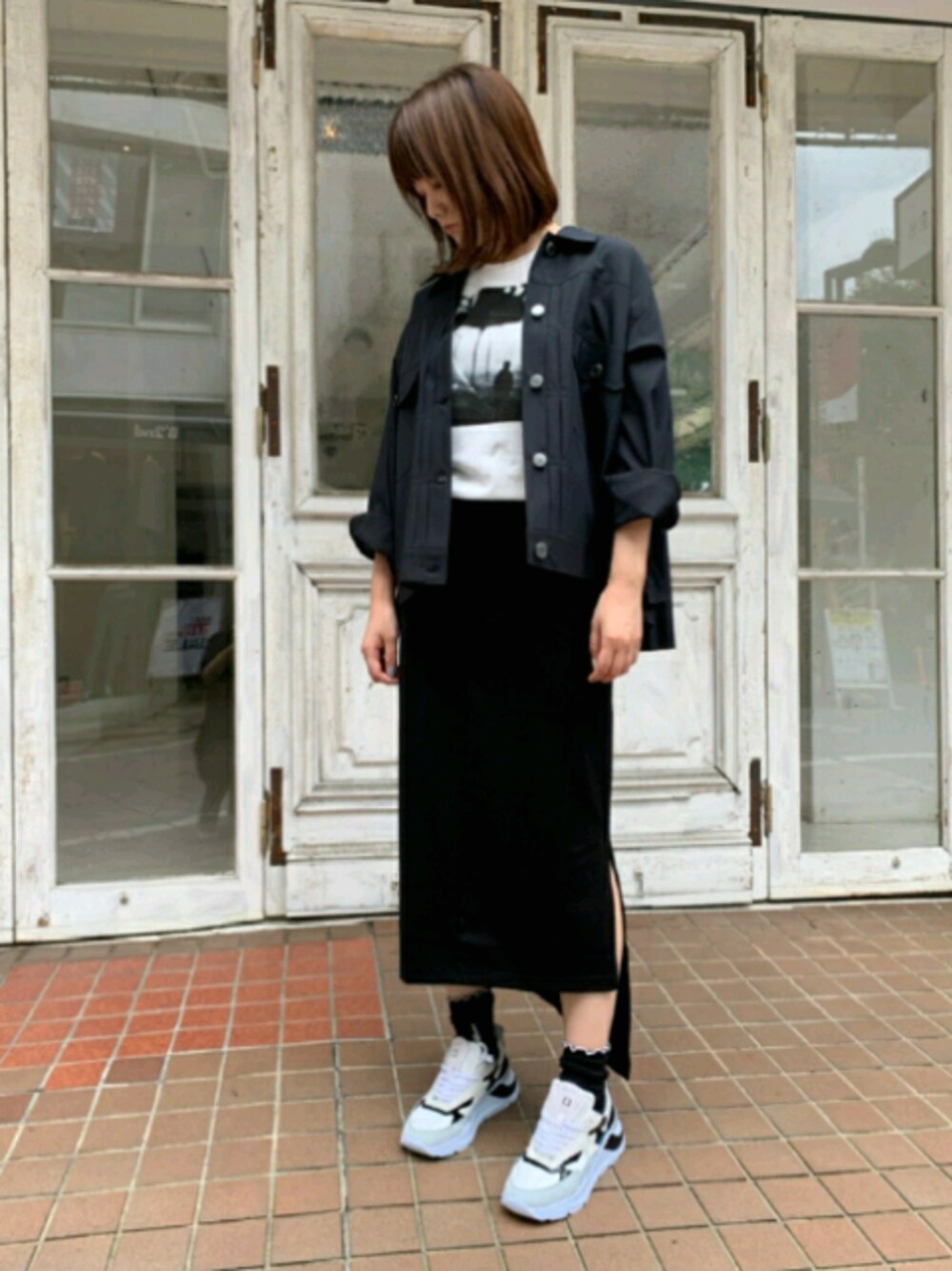 「大人カジュアル、ダッドスニーカー、スカート、スウェット、Tシャツ、スニーカー、厚底シューズ、ネイビー、黒」｜「EZUMiのEZUMi（エズミ）別注バックプリーツブルゾン（ブルゾン、ブラック系）」を使った、Yukinob2ndさん（レディース・156cm）の夏コーディネートの1枚目の写真