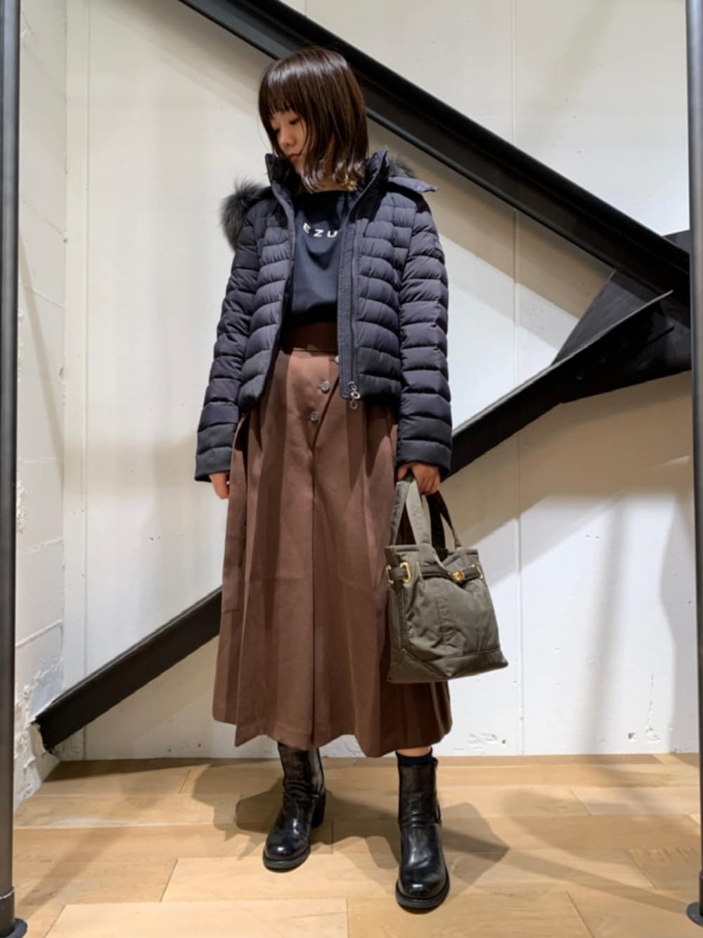 「ダウンジャケット、ブーツ、ブラック、秋のコーデ、黒、冬コーデ、ワイドパンツ、ブラウン、TATRAS、タトラス」｜「sita paranticaのSITA PARANTICA（シータ パランティカ）TOTE S / トートバックSサイズ（トートバッグ、グリーン系）」を使った、Yukinob2ndさん（レディース・156cm）の秋コーディネートの1枚目の写真