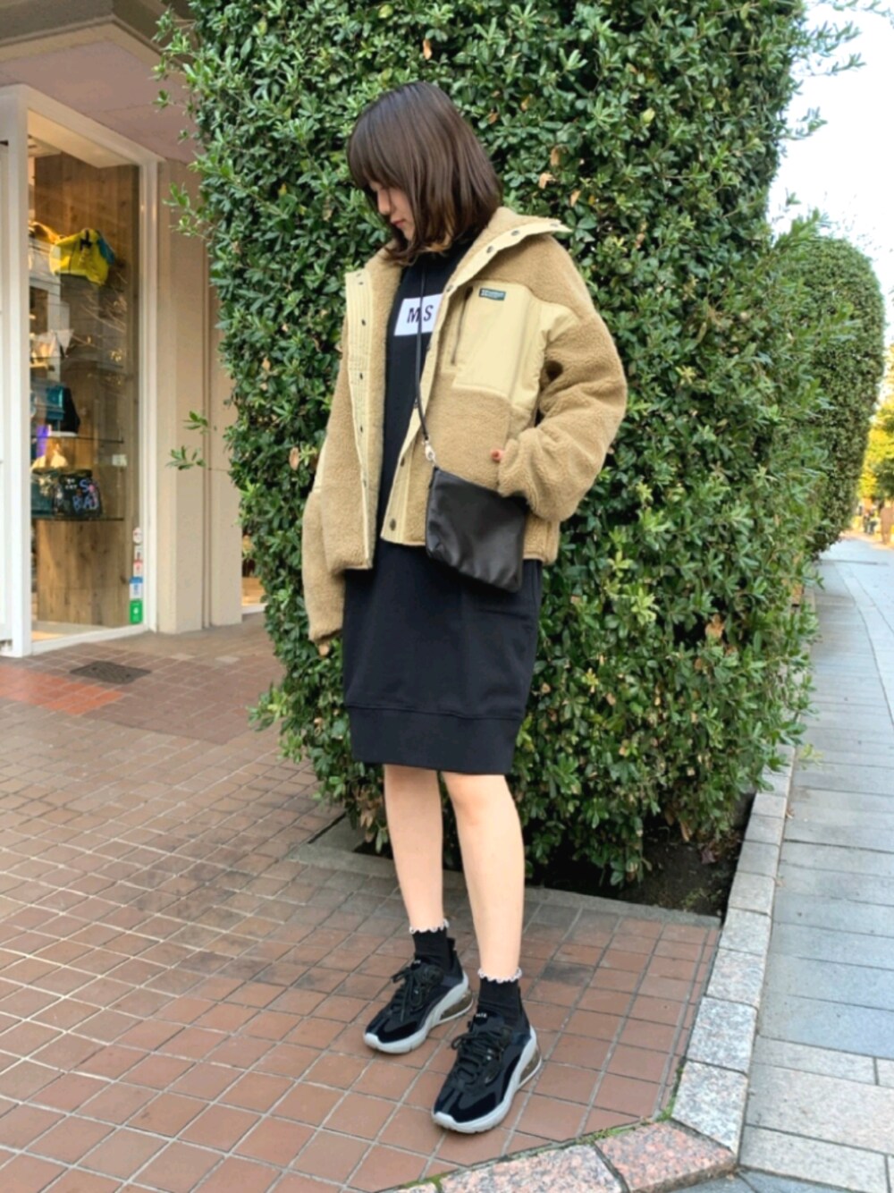 「オトナカジュアル、カジュアル、ワンピース、ボア、アウトドアスタイル、ストリート、ダッドスニーカー、黒、MSGM、秋のコーデ」｜「MSGMのMSGM（エムエスジーエム）ボックスロゴワンピース（ワンピース、ブラック系）」を使った、Yukinob2ndさん（レディース・156cm）の秋コーディネートの1枚目の写真
