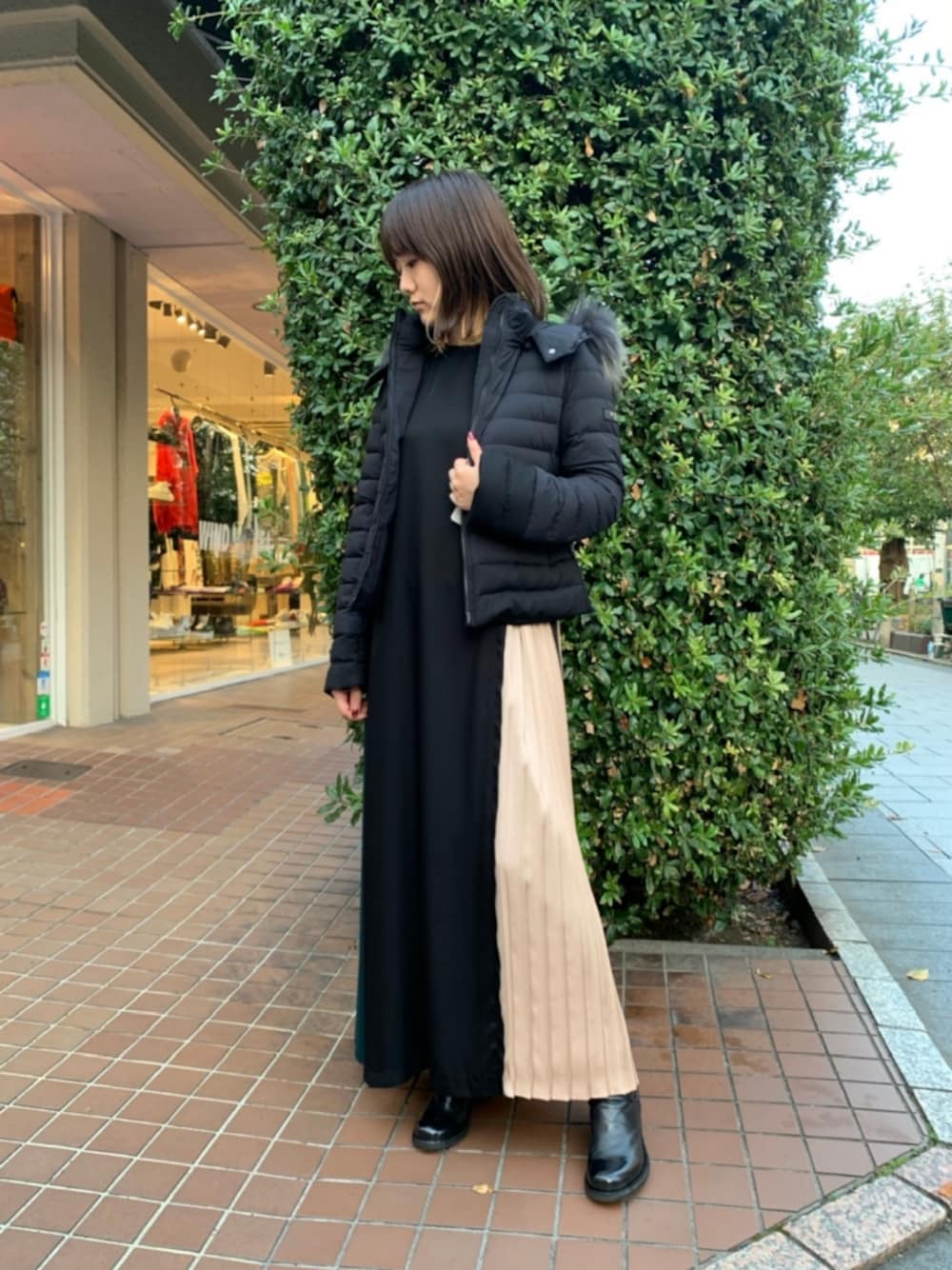 「ワンピース、ダウンジャケット、タトラス、マキシ丈ワンピース、プリーツ、オトナ女子、オトナカワイイ、秋コーデ、黒、ブラック」｜「EZUMiのEZUMi（エズミ）プリーツコンビ配色ワンピース（ワンピース、ブラック系）」を使った、Yukinob2ndさん（レディース・156cm）の秋コーディネートの1枚目の写真