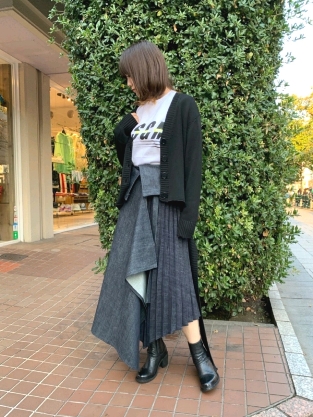 「デニムスカート、プリーツスカート、MSGM、カーディガン、ブーツ、黒、オトナカジュアル、ロゴT、秋コーデ」｜「MSGMのMSGM（エムエスジーエム）ACTIVE ロゴTシャツ（Tシャツ/カットソー、ホワイト系）」を使った、Yukinob2ndさん（レディース・156cm）の秋コーディネートの1枚目の写真