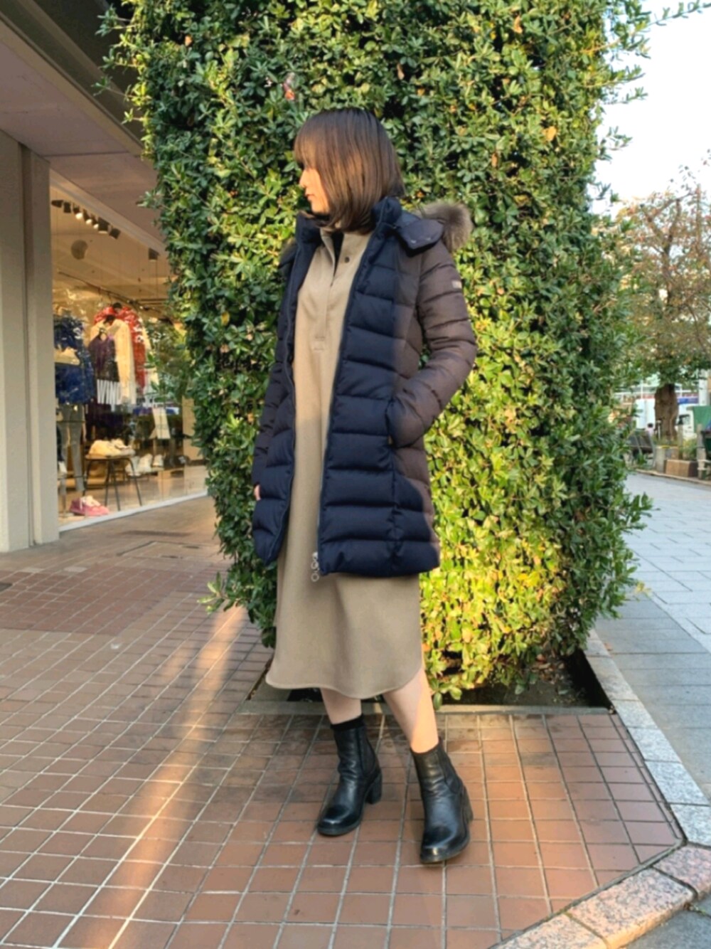 「ワンピース、ダウンジャケット、ブーツ、シンプル、ベージュ、ネイビー、TATRAS、オトナカジュアル、タトラス、オトナ女子」｜「TATRASのTATRAS（タトラス）LAVIANA / ラビアナ / ダウンジャケット / ミドルダウン（ダウンジャケット/コート、ブルー系）」を使った、Yukinob2ndさん（レディース・156cm）の秋コーディネートの1枚目の写真