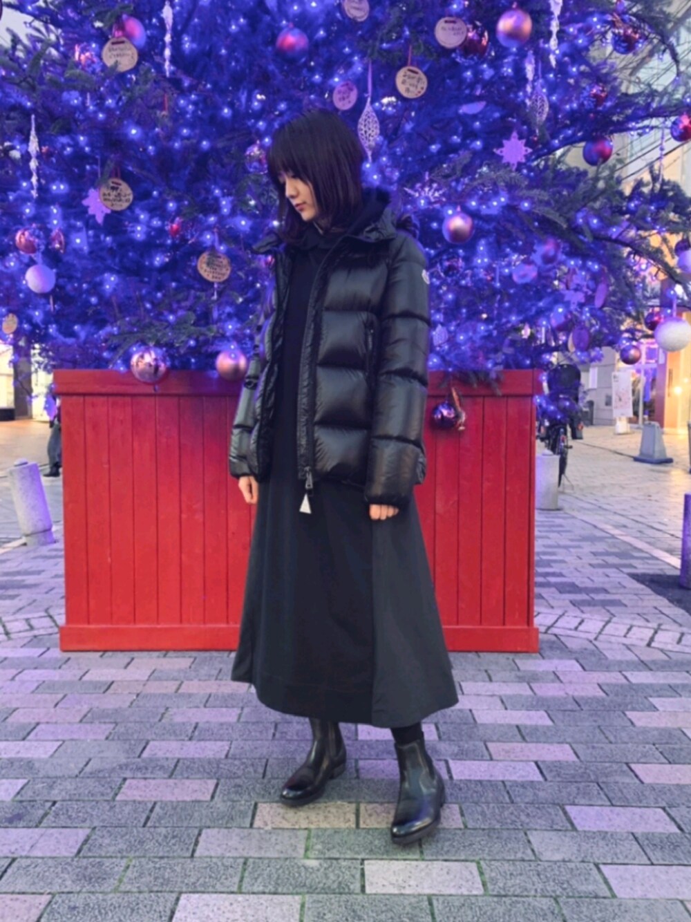 「イルミネーション、モンクレール、ダウンジャケット、クリスマス、オトナ女子、オトナカジュアル、ワンピース、黒、ブーツ、休日スタイル」｜「MONCLERのアイテム（ジャケット/アウター、ブラック系）」を使った、Yukinob2ndさん（レディース・156cm）の秋コーディネートの1枚目の写真