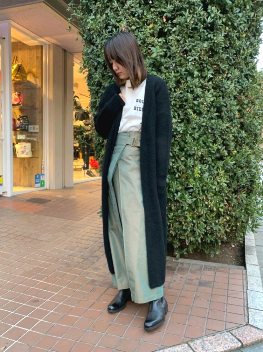 「大人カジュアル、休日スタイル、きれいめカジュアル、スカート、ロングスカート、カーディガン、ニット、黒、カーキ、ブーツ」｜「DROIT BELLOのDROIT BELLO（ドロイトベロ）ラップポケットスカート（スカート、グリーン系）」を使った、Yukinob2ndさん（レディース・156cm）の冬コーディネートの1枚目の写真