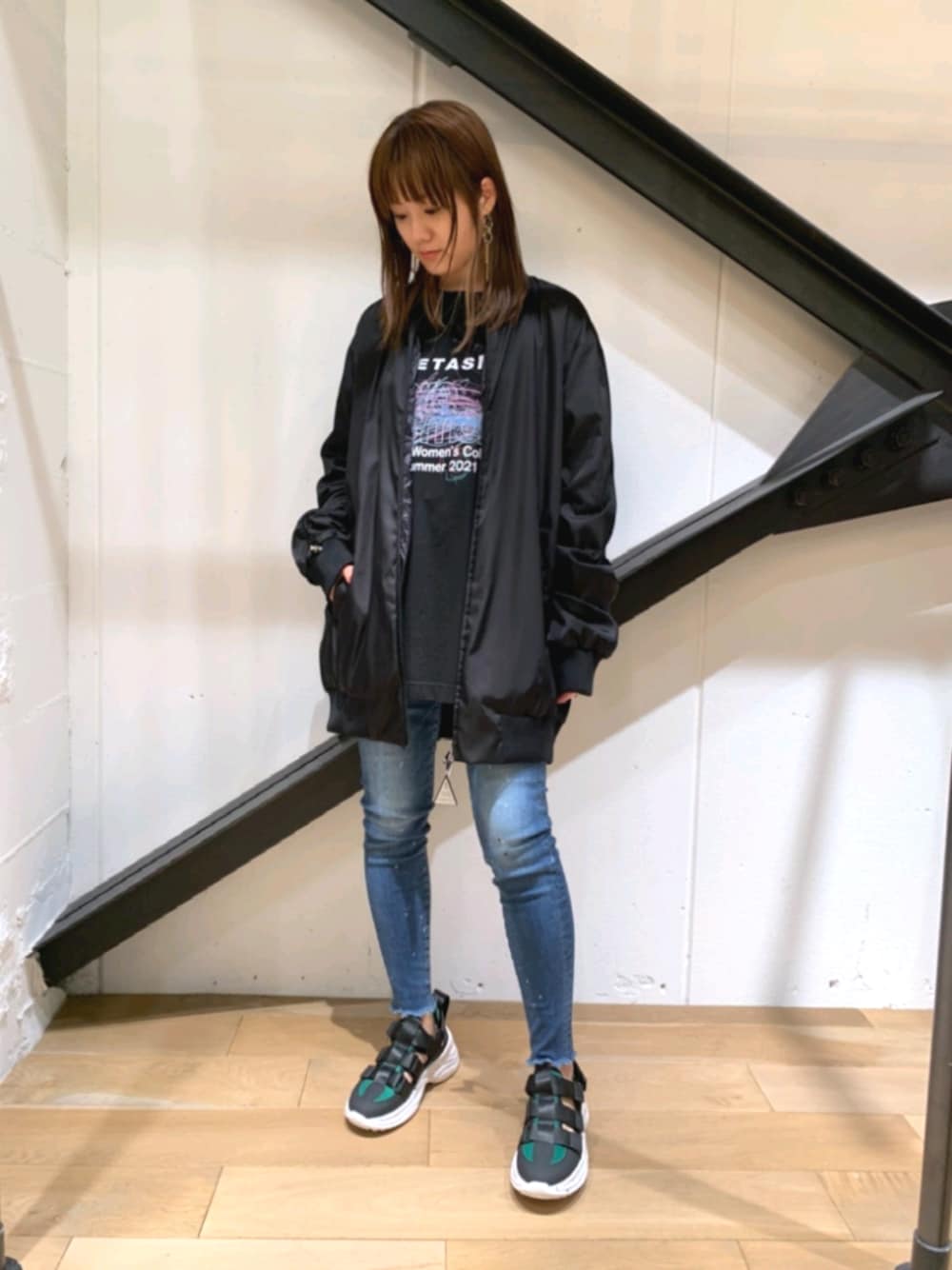 「オトナカジュアル、デニム、スキニーデニム、春コーデ、スニーカー、サンダル、オーバーサイズ、モンクレール、MONCLER、ブルゾン」｜「MONCLERのアイテム（ジャケット/アウター、ブラック系）」を使った、Yukinob2ndさん（レディース・156cm）の春コーディネートの1枚目の写真