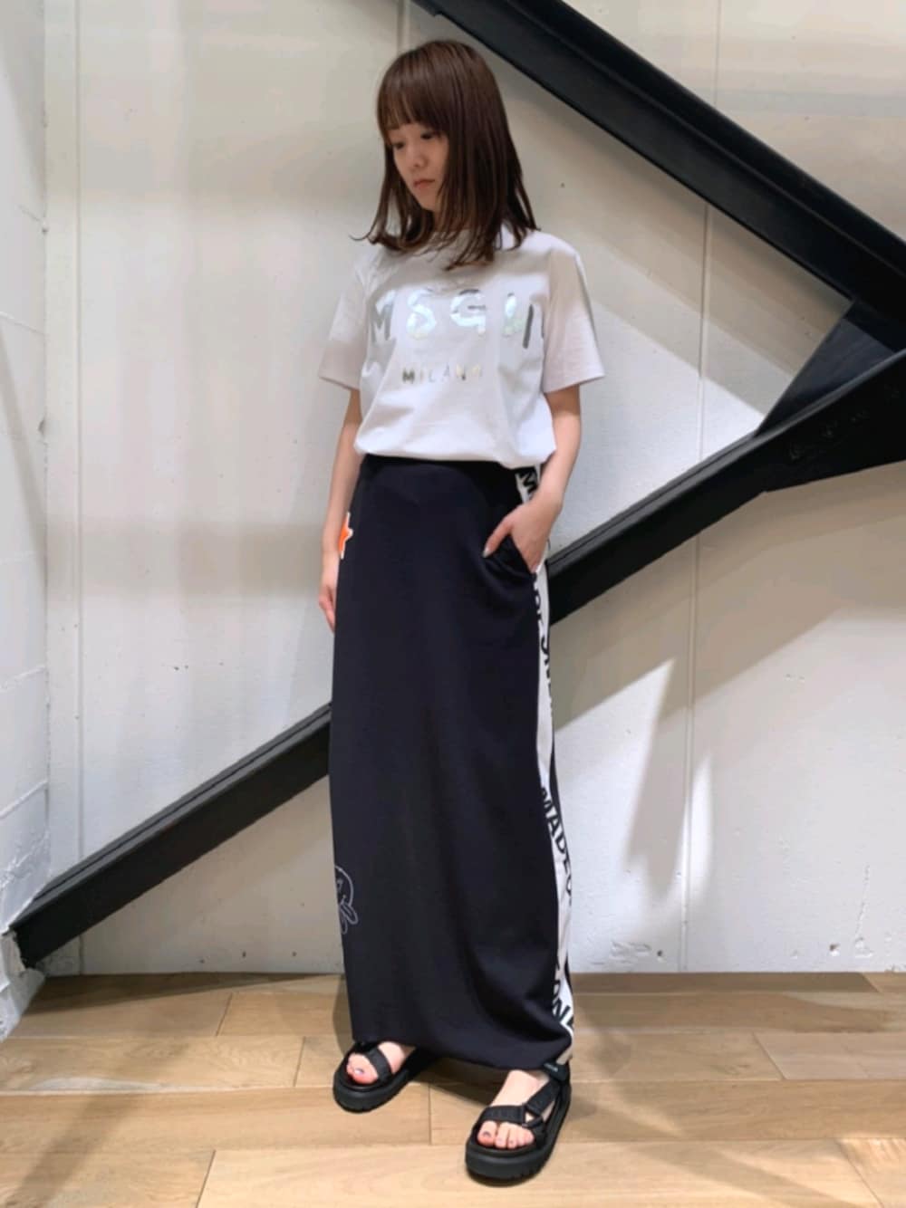 「ラインスカート、ロングスカート、スカート、ジャージ、MSGM、ロゴT、白Tシャツ、サンダル、MONCLER、白」｜「MSGMのMSGM（エムエスジーエム）exclusive ジェルロゴTシャツ（Tシャツ/カットソー、ホワイト系）」を使った、Yukinob2ndさん（レディース・156cm）の春コーディネートの1枚目の写真