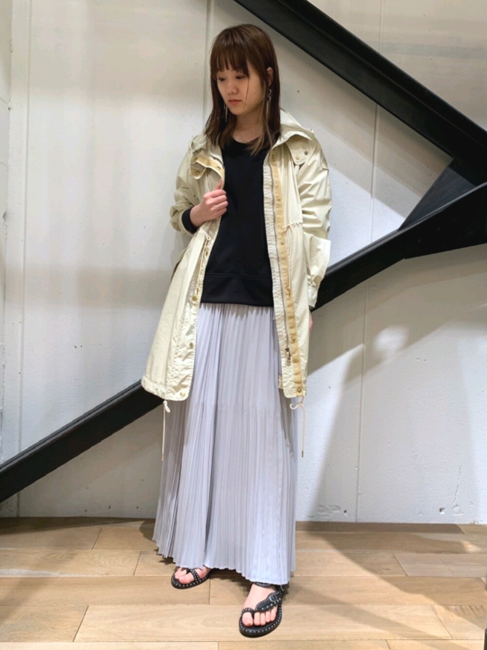 「モッズコート、スカート、黒、サンダル、プリーツスカート、きれいめカジュアル、TATRAS、ラクチンコーデ、オトナカジュアル、タトラス」｜「TATRASのTATRAS（タトラス）モッズコート（モッズコート、ベージュ系）」を使った、Yukinob2ndさん（レディース・156cm）の春コーディネートの1枚目の写真