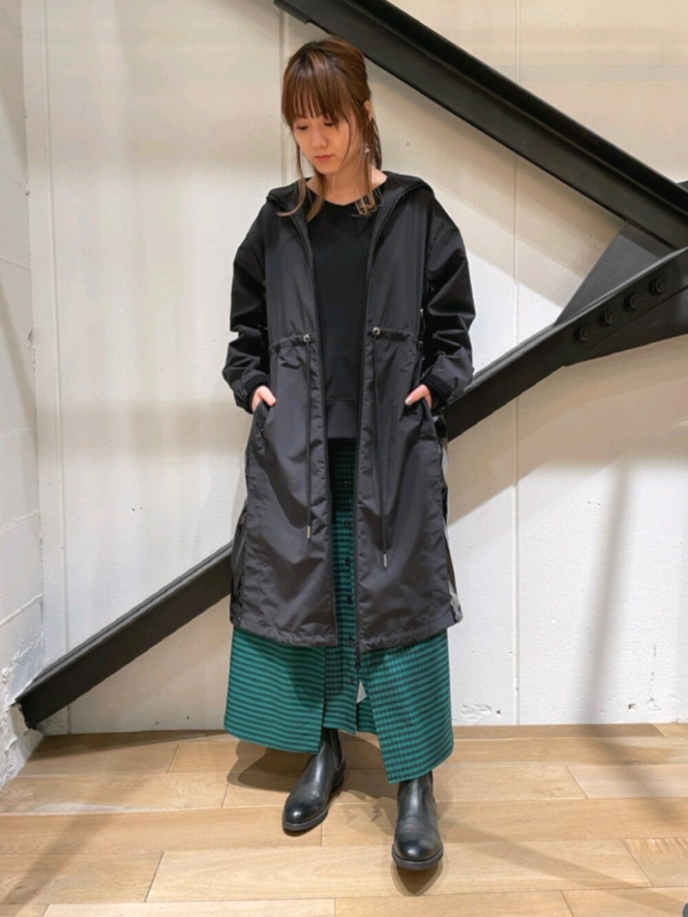 「チェック、モッズコート、スカート、ブラック、黒、チェックスカート、MONCLER、レインコート、オトナカジュアル、モンクレール」｜「DROIT BELLOのDROIT BELLO（ドロイトベロ）2Wayトップス（Tシャツ/カットソー、ブラック系）」を使った、Yukinob2ndさん（レディース・156cm）の春コーディネートの1枚目の写真