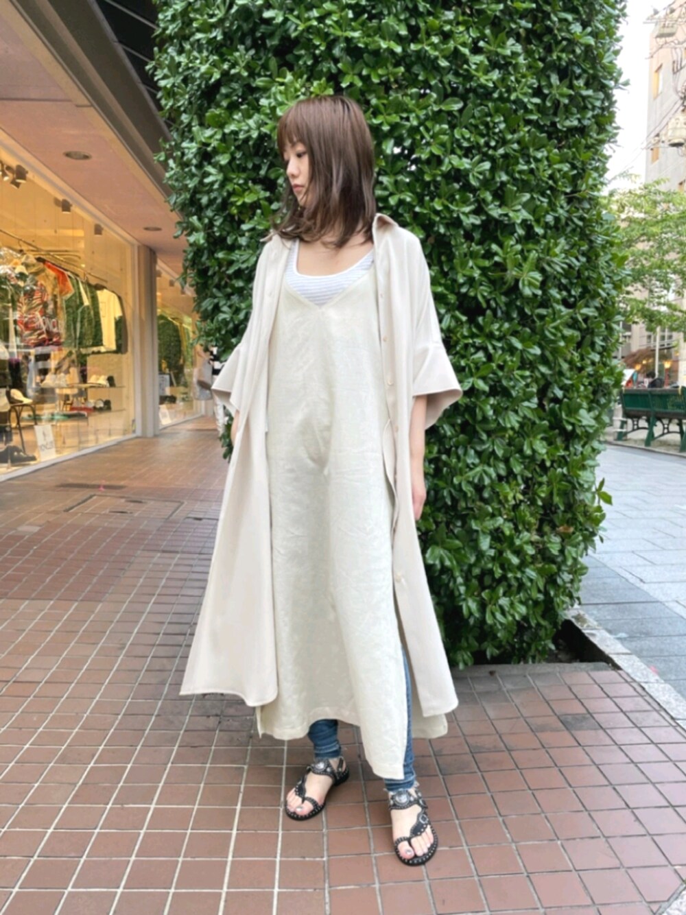「レイヤードスタイル、キャミワンピ、ワンピース、デニム、サンダル、ボーダー、ベージュ、シャツスタイル、シャツワンピ」｜「surtのSURT（サート）MXSURT001L / 裾ほどきスキニーデニム（デニムパンツ、ブルー系）」を使った、Yukinob2ndさん（レディース・156cm）の春コーディネートの1枚目の写真
