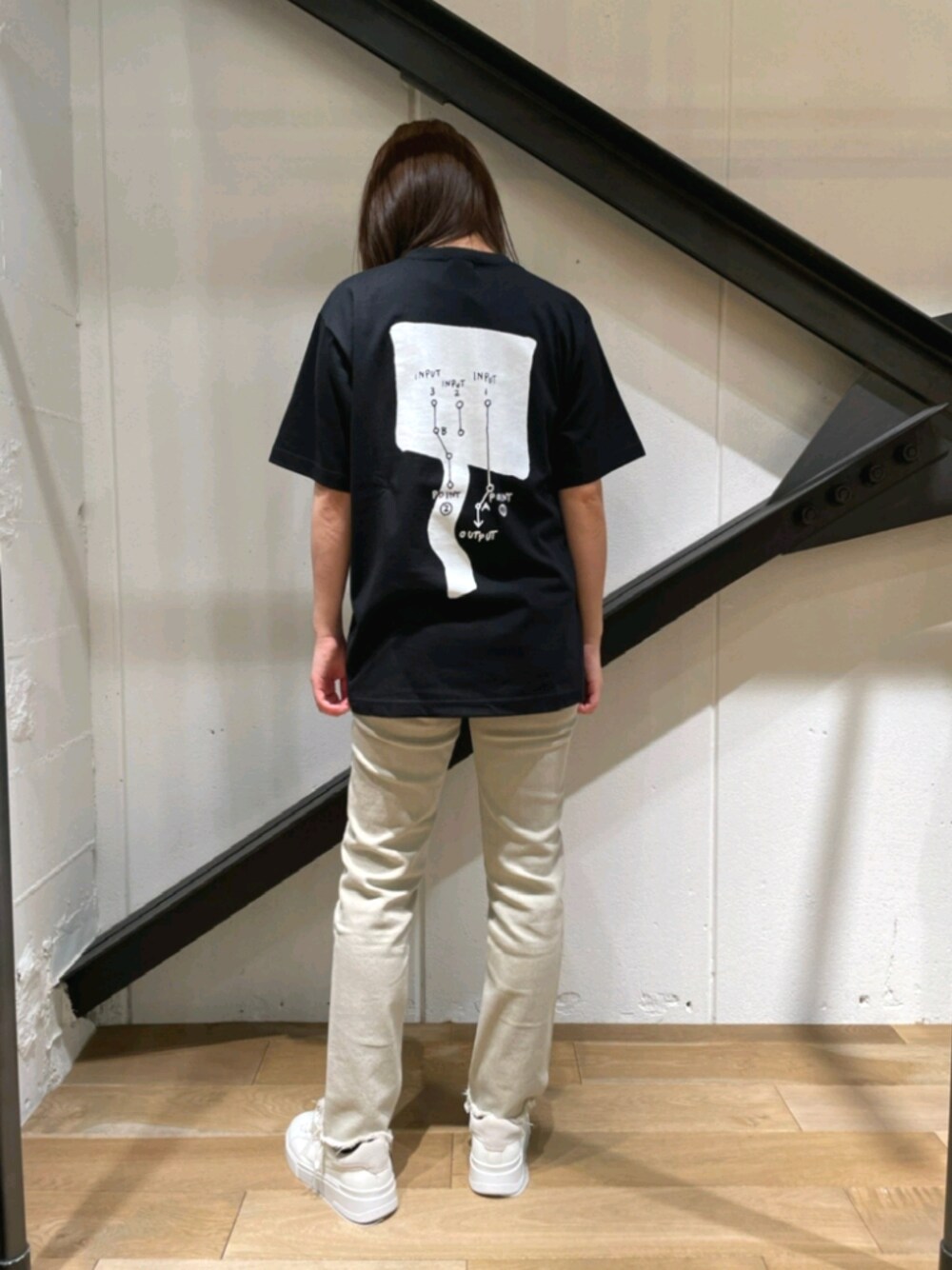 ブラック系のTシャツ/カットソー、ホワイト系のデニムパンツを着用したレディースの夏コーディネートの1枚目の写真