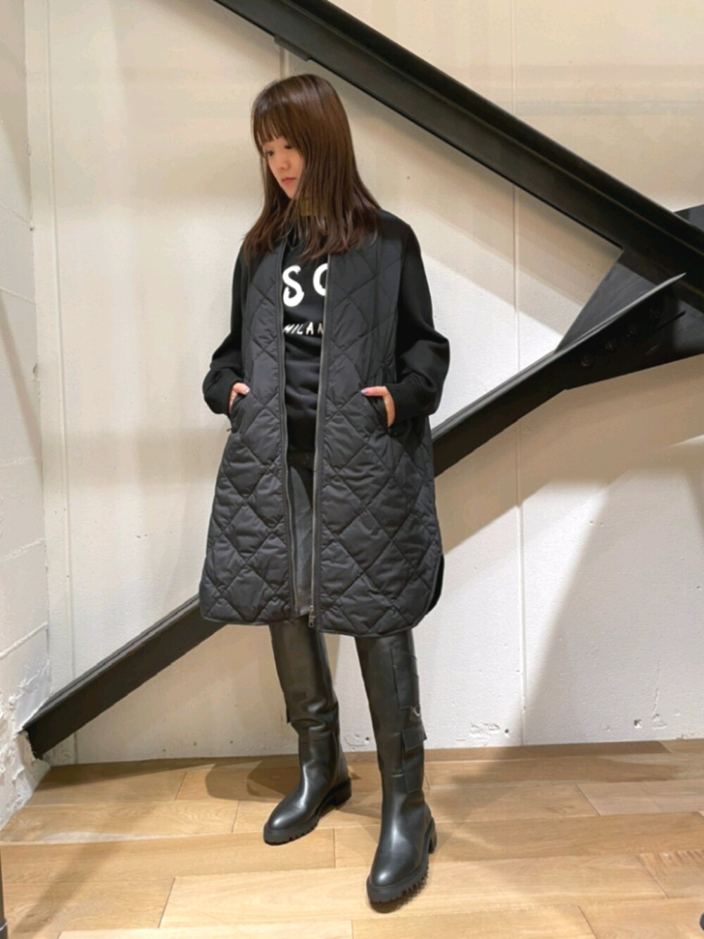 「黒、MSGM、ロゴスウェット、ロングブーツ、コート、デニム、スキニーデニム、スウェット、カジュアル」｜「MSGMのMSGM(エムエスジーエム)　HANDWRITE LOGO SWEAT　ロゴスウェット（スウェット、ブラック系）」を使った、Yukinob2ndさん（レディース・156cm）の秋コーディネートの1枚目の写真