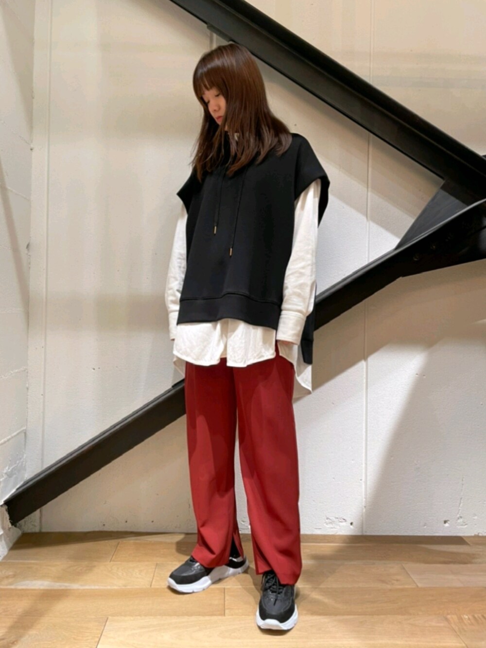 「カラーパンツ、秋コーデ、赤、パーカー、白シャツ、シャツスタイル、レイヤードスタイル、ワイドパンツ、スニーカー」｜「DROIT BELLOのDROIT BELLO（ドロイトベロ）ライトダンボールノースリフーディ（パーカー、ブラック系）」を使った、Yukinob2ndさん（レディース・156cm）の秋コーディネートの1枚目の写真