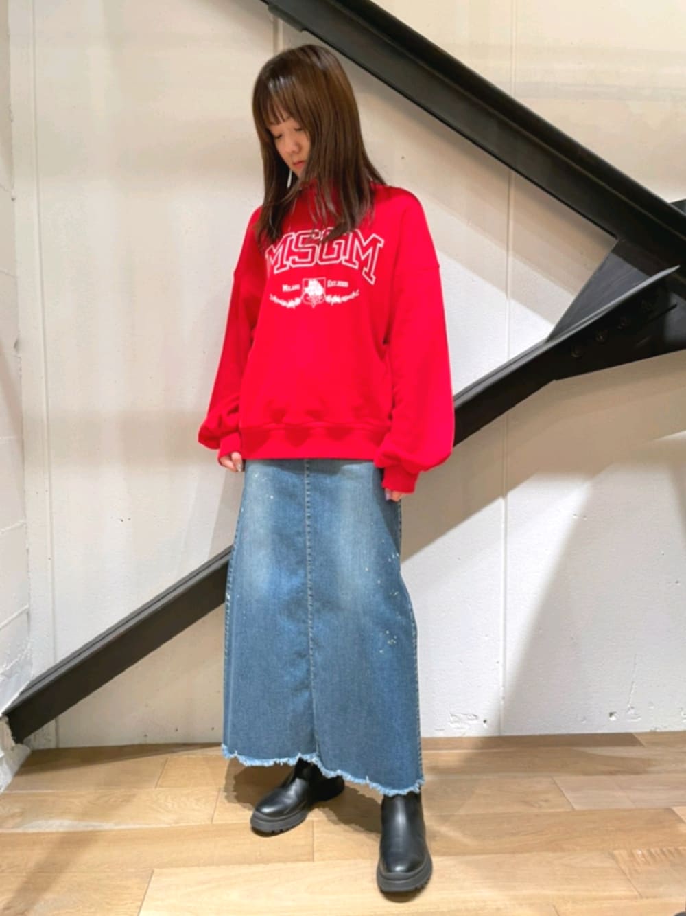 「デニムスカート、スカート、ロングスカート、MSGM、赤、スウェット、カジュアル、ブーツ、ロゴスウェット、ロゴT」｜「MSGMのMSGM（エムエスジーエム）ハイネックロゴスウェット（Tシャツ/カットソー、レッド系）」を使った、Yukinob2ndさん（レディース・156cm）の秋コーディネートの1枚目の写真