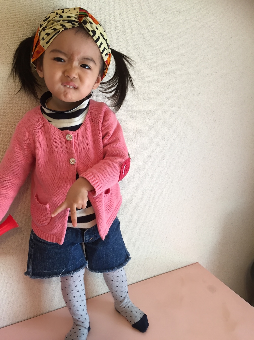 「今日のピンクコーデ、デニムハーフパンツ、無印良品、ボーダー×ピンク×デニム」｜「LOVEGOLDのアイテム（ヘアバンド、その他）」を使った、miperoさん（キッズ・80cm）の春コーディネートの1枚目の写真