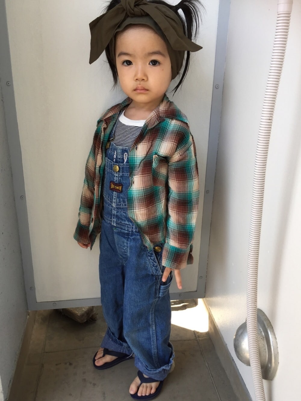 ブラウン系のシャツ/ブラウス、ホワイト系のTシャツ/カットソー、ブルー系のサロペット/オーバーオールを着用したキッズの春コーディネートの1枚目の写真